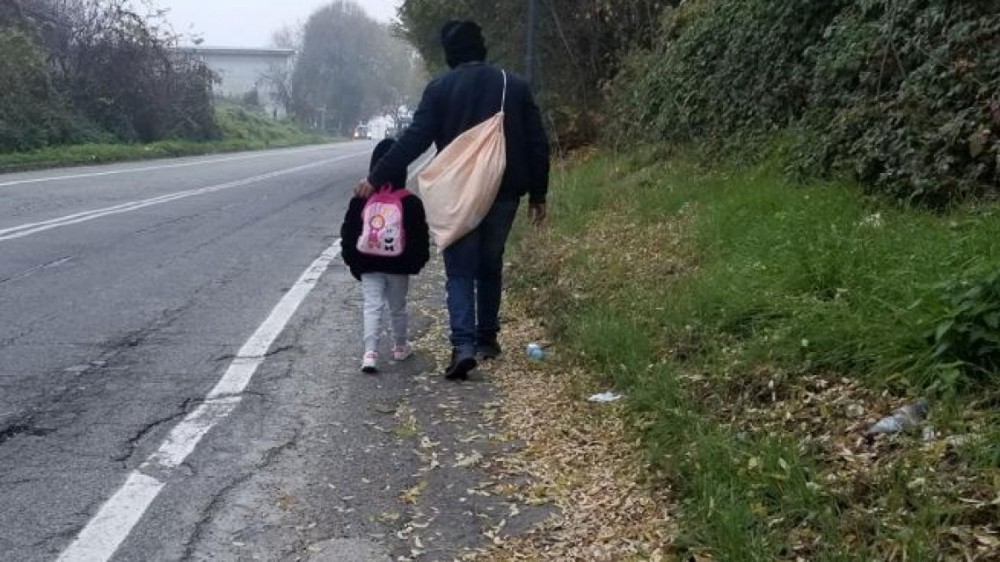 Torino, riattivato il servizio scuolabus per la bimba nomade che andava all'asilo a piedi con la mamma