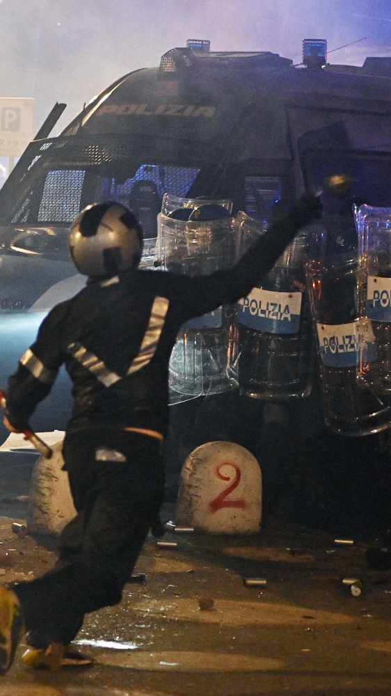 Torino, scontri e violenze alla protesta: 108 agenti feriti, governo verso una stretta sulla sicurezza