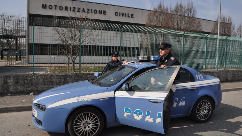 Torino, sgominata banda che offriva kit per imbrogliare al test per la patente