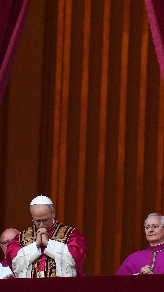 Tra funerale e conclave un giro di 576 milioni di euro, spuntano già i primi souvenir di Papa Leone XIV