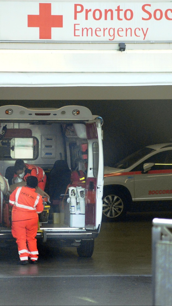 Tragedia a Mestre: Pullman precipita da 10 metri finendo sulla ferrovia e prende fuoco, almeno 21 morti