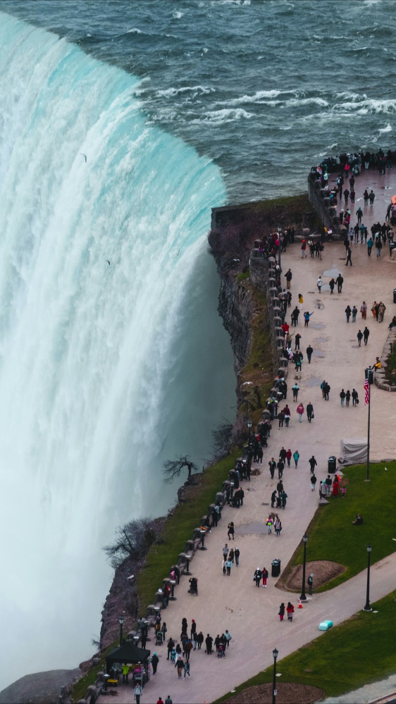 Tragedia alle Cascate del Niagara, madre si suicida e trascina con sé i suoi due figli