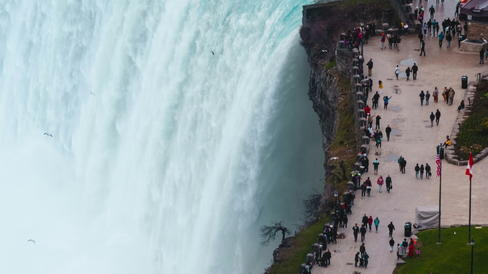 Tragedia alle Cascate del Niagara, madre si suicida e trascina con sé i suoi due figli