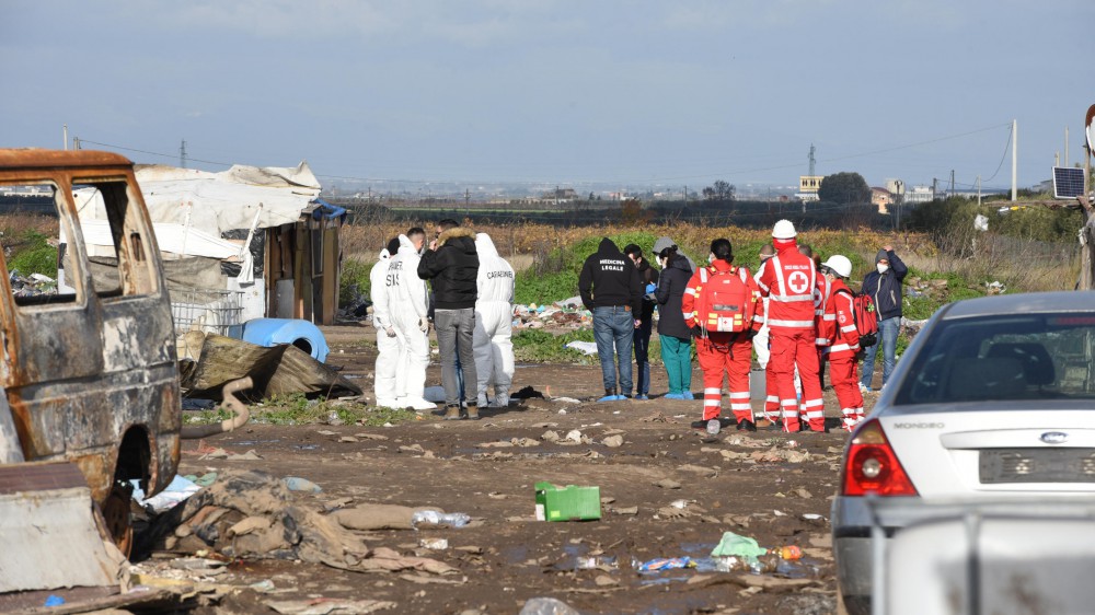 Tragedia in un campo nomadi a Stornara, in provincia di Foggia, due bambini morti nell’incendio della baracca in cui vivevano