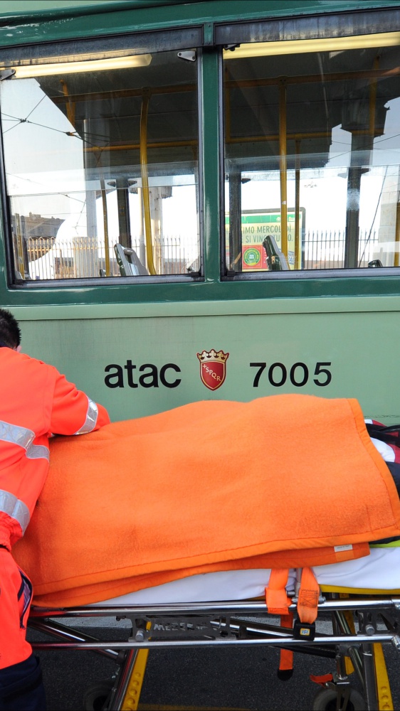 Tragedia sfiorata a Roma per il temponamento di due tram su via Prenestina, dieci feriti