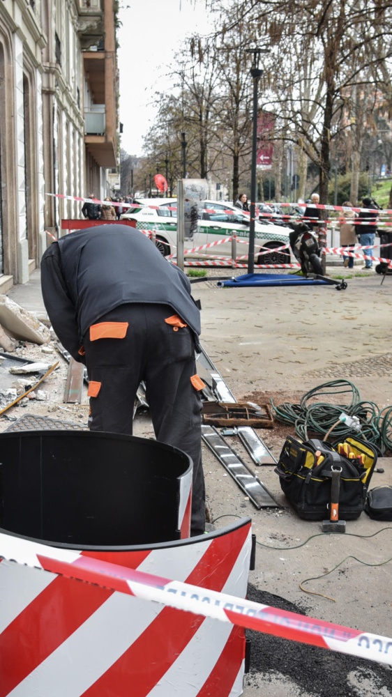 Tram deragliato a Milano, sempre più forte l'ipotesi dell'errore umano, il conducente forse usava il cellulare