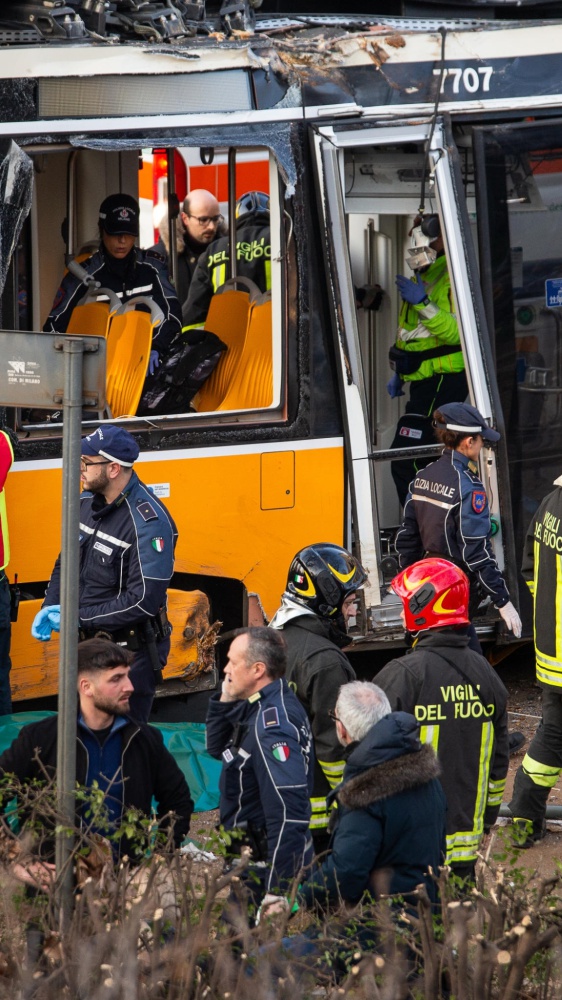 Tram deragliato venerdì a Milano, l'autista indagato per disastro ferroviario - 