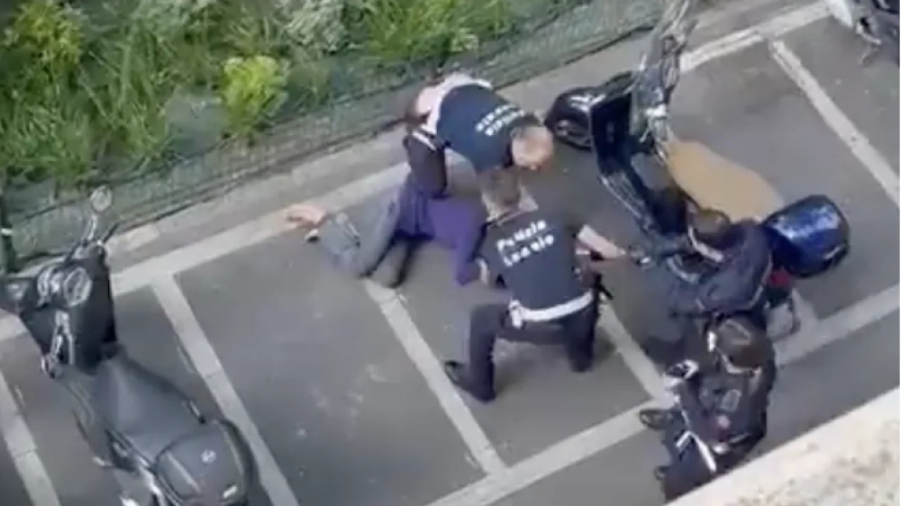 Trans presa a manganellate a Milano, gli agenti: “Minacciati di morte”