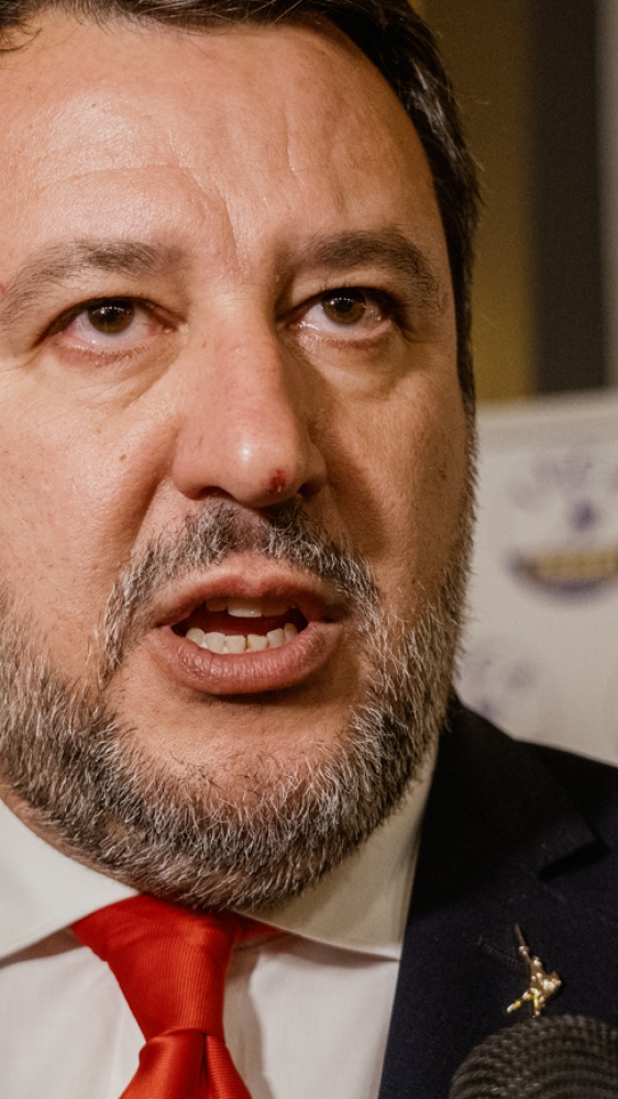 Trasporti, le opposizioni contro il ministro Salvini: 'Riferisca alle Camere sul caos di treni ed aerei'