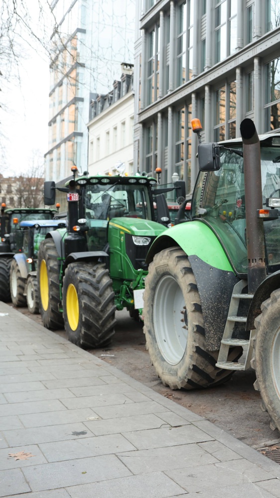 Novecento trattori bloccano Bruxelles. Alta tensione del giorno del Consiglio Agricoltura