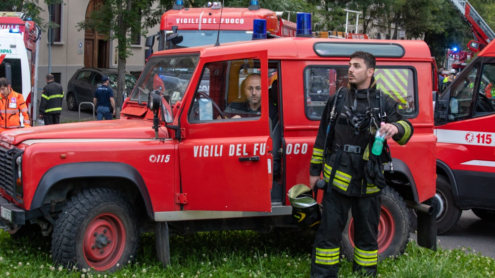 Tre morti e tre feriti nell’incendio in un'autofficina a Milano, le vittime si trovavano in un appartamento al terzo piano del palazzo interessato dal rogo