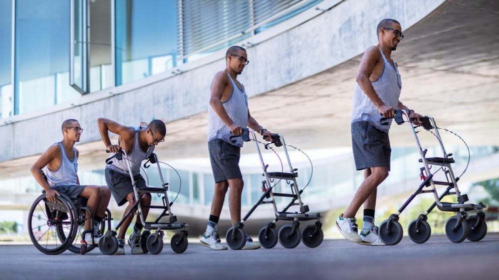 Tre persone paralizzate tornano a camminare grazie agli elettrodi impiantati nel midollo spinale