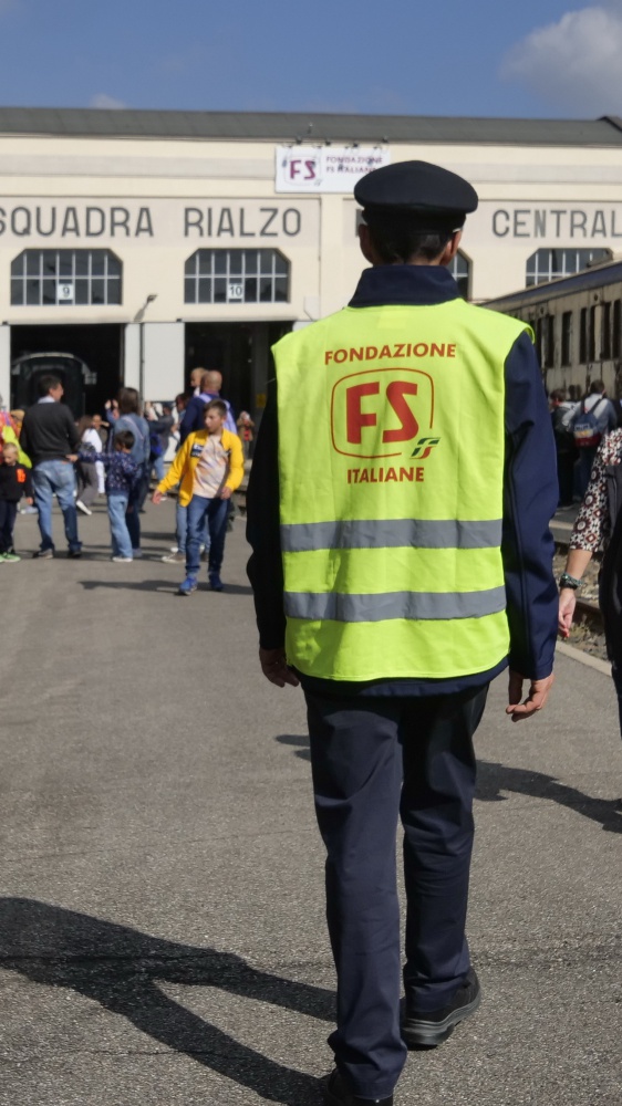 Treni a singhozzo con cancellazioni e forti ritardi per lo sciopero proclamato dopo l'aggressione a Genova di un capotreno