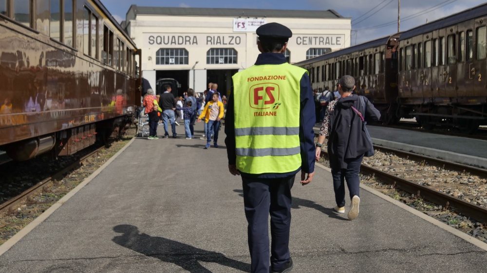 Treni a singhozzo con cancellazioni e forti ritardi per lo sciopero proclamato dopo l'aggressione a Genova di un capotreno