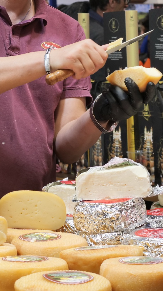 Trentino, bambino di 9 anni intossicato dal formaggio prodotto con latte crudo. Il lotto è stato ritirato dal commercio.