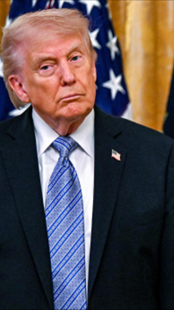 Trump attacca ancora Leone, mette in pericolo i cattolici. Il Vaticano, il Papa va avanti e predica la pace