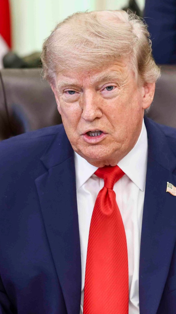 Trump, domani la firma dell’accordo con l’Iran e subito dopo sarà riaperto lo stretto di Hormuz
