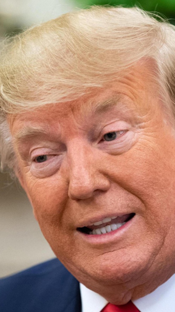 Trump - Epstein: nella  corrispondenza del finanziere  il tycoon  viene descritto "impegnato" per ore con una minorenne