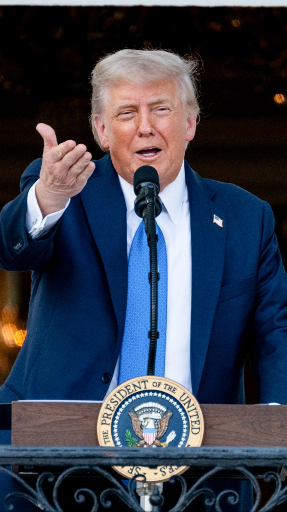 Trump rilancia il “Travel Ban”: vietato l’ingresso da 12 Paesi e stop ai visti per Harvard