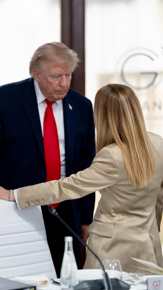 Trump torna ad attaccare Meloni, vuole essermi amica per risollevarsi nei sondaggi. La premier, la mia popolarità non è affar tuo