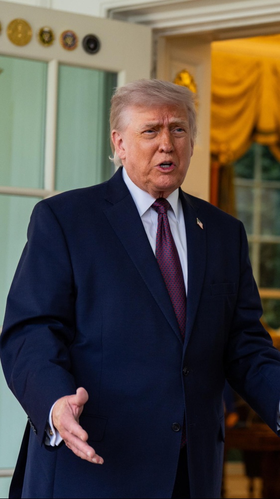 Trump tra minacce e retromarce. Attacca ancora il Papa e afferma che l'accordo con l'Iran è vicino