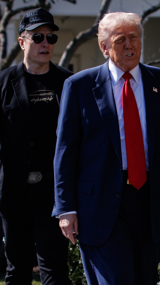 Nuovo scontro tra Musk e Trump, che minaccia di tagliare i finanziamenti. "Dovrebbe tornarsene in Sudafrica"
