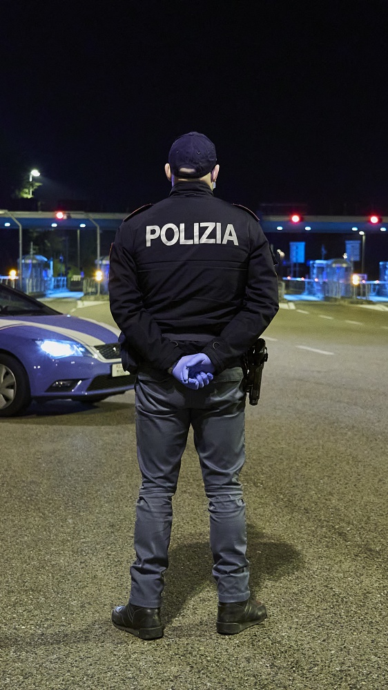 Turista francese, di religione ebraica, aggredito con il figlio in una stazione di servizio, insulti e calci per la kippah indossata