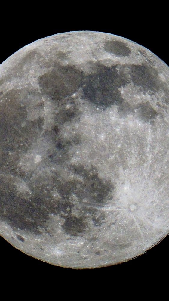 Tutti col naso all'insù: arriva la Luna piena più a Sud dei prossimi 18 anni