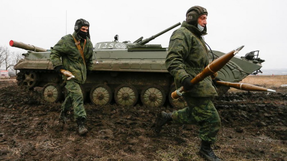 Ucraina, dopo il riconoscimento delle autoproclamate repubbliche separatiste, la Russia invia le sue truppe nel  Donbass