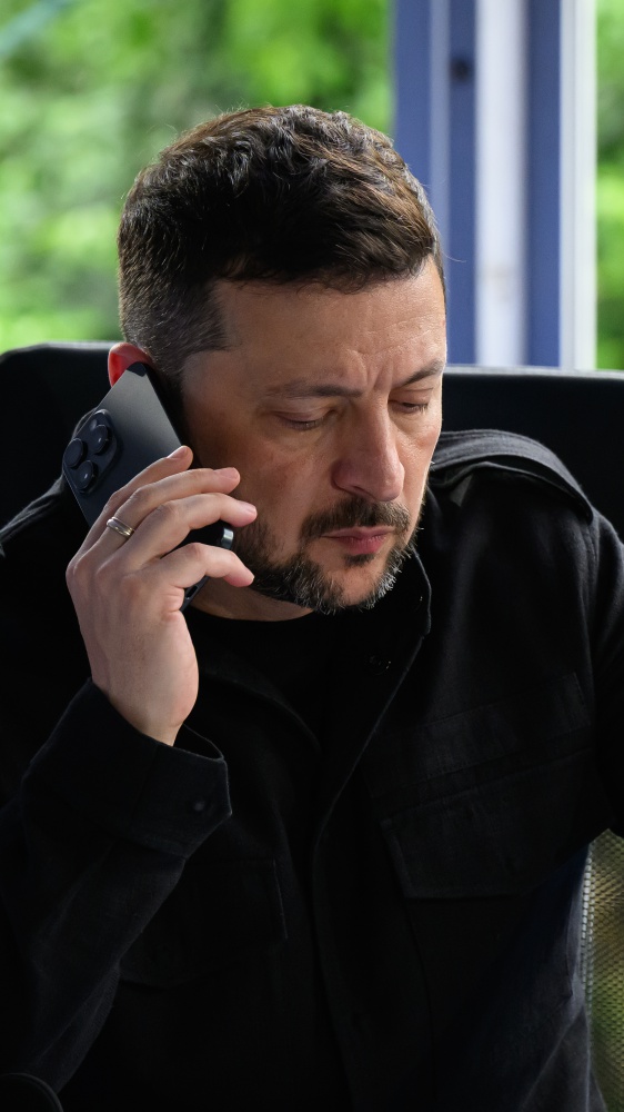Ucraina, drone colpisce un minibus e uccide 9 civili. Zelensky, occasione persa per un cessate il fuoco