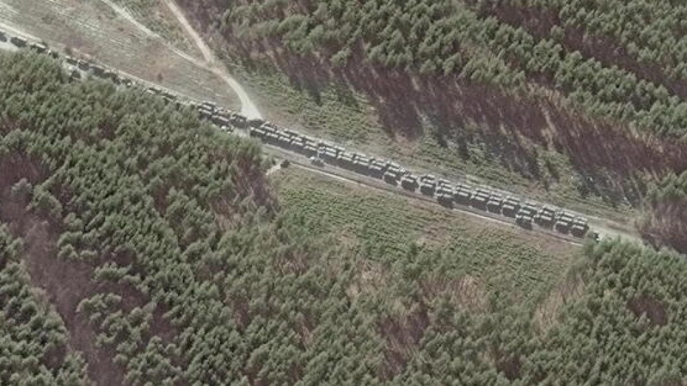 Ucraina, Kiev verso l'assedio, un convoglio lungo 60 km di mezzi militari russi vicino alla Capitale