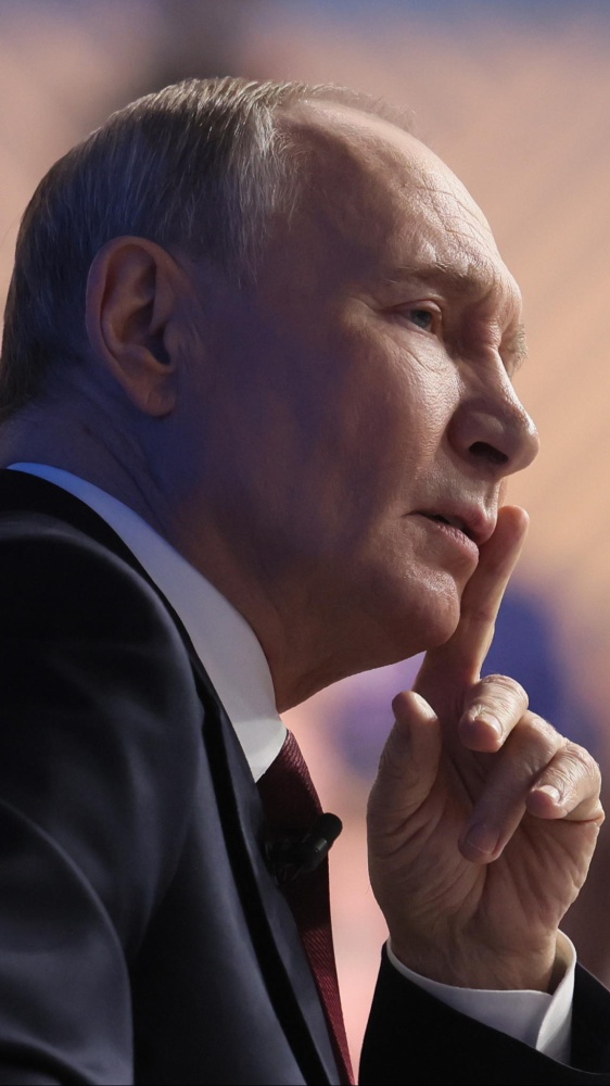 Ucraina, l'Ue conferma le sanzioni alla Russia, dopo i negoziati di Miami. Attentato a Mosca, si sospetta la mano di Kiev