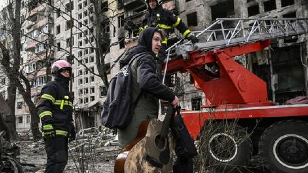 Ucraina, presto nuovi colloqui con Mosca ma Kiev è sempre sotto il fuoco russo: bombe su un palazzo, due morti