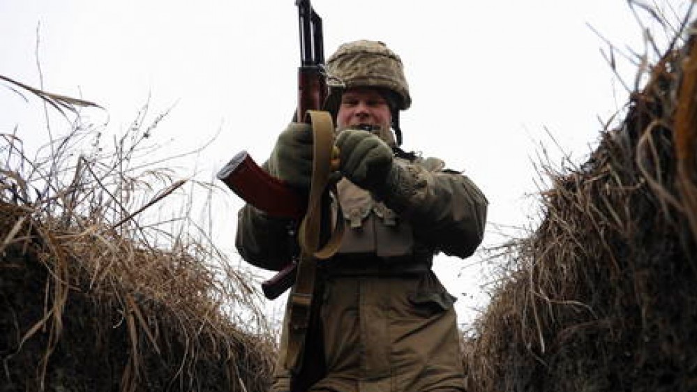 Ucraina, Putin non esclude l'ingresso delle forze russe nel Paese, Nato in allerta e raffica di sanzioni
