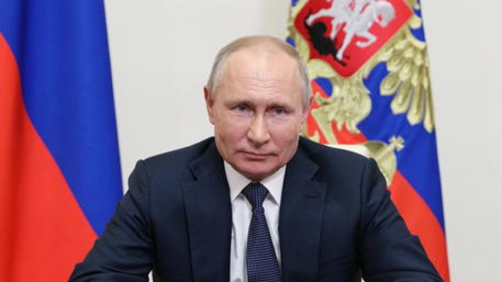 Ucraina, show di Putin a Mosca mentre Biden incassa l’apertura di Pechino