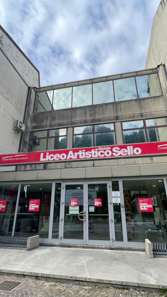 Udine: una ragazza di 17 anni investita e uccisa mentre va a scuola, stava attraversando sulle strisce pedonali