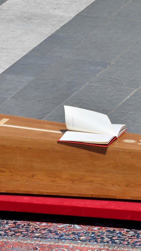 Un anno fa moriva Papa Francesco, il ricordo del suo successore Leone XIV - 