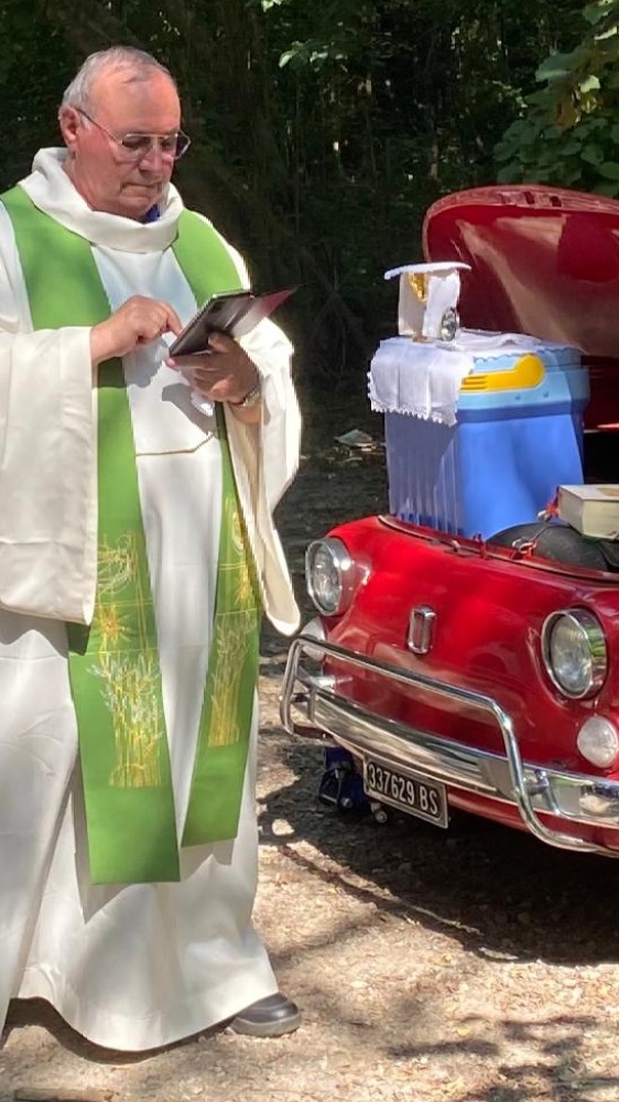 "Un prete benedice la città alla guida di una Fiat 500": la storia di Don Dino Martinelli di Lumezzane