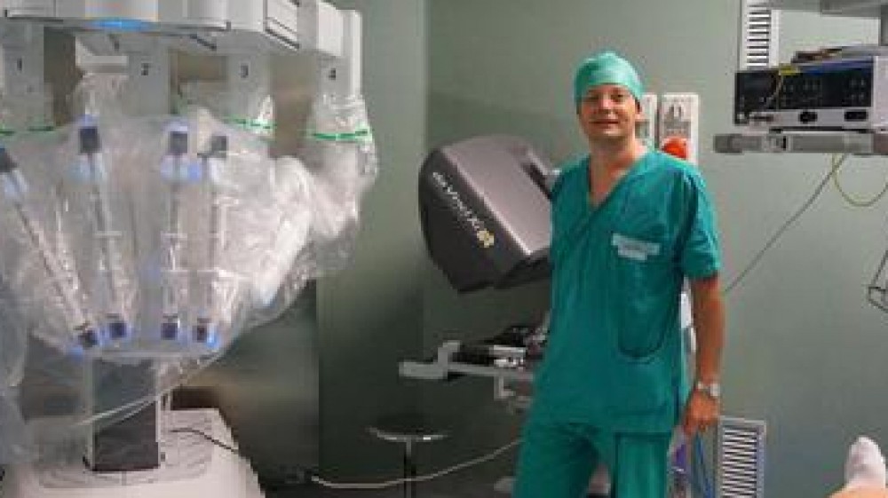Un robot le asporta un tumore al rene da sveglia alle Molinette di Torino, è la prima volta