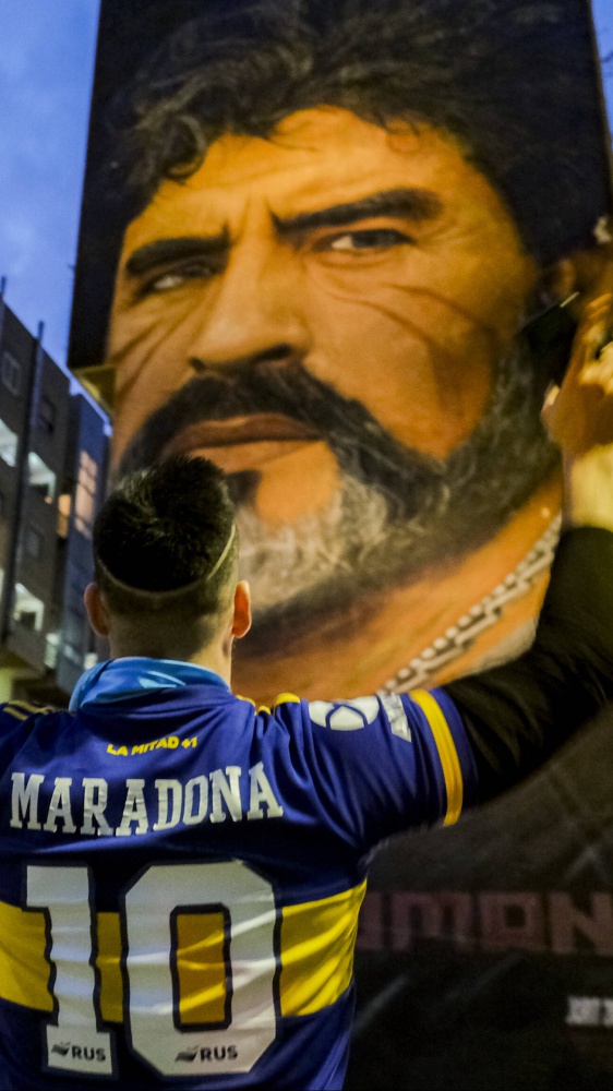 Una ciocca di capelli di Diego Armando Maradona sarà battuta all’asta il prossimo 15 dicembre a Parigi