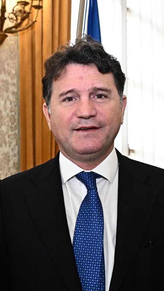 Una donna ha denunciato il senatore di FI Francesco Silvestro,  sostenendo di essere stata costretta a subire un atto sessuale