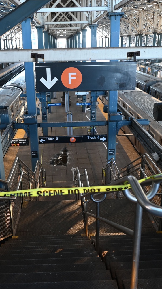 Una donna è morta nella metro di New York dopo che un uomo le ha dato fuoco