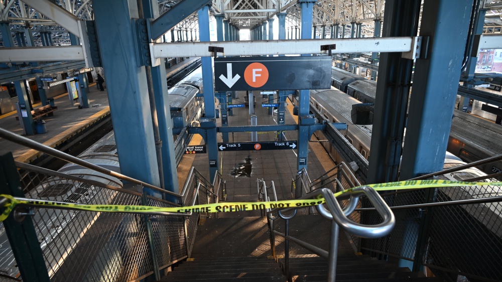 Una donna è morta nella metro di New York dopo che un uomo le ha dato fuoco