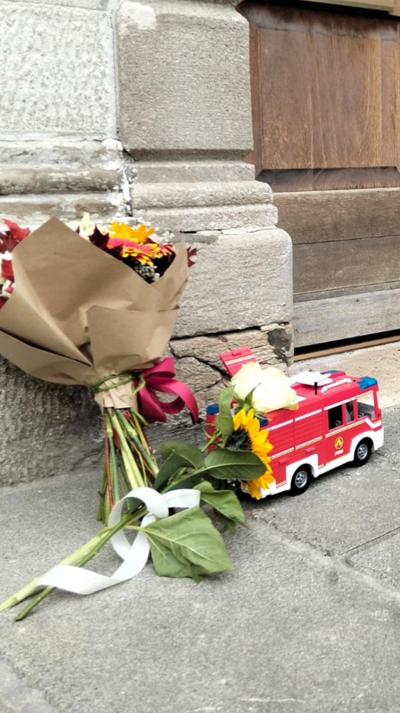 Una madre ha tagliato la gola la figlio di nove anni, uccidendolo, era separata dal padre cui il piccolo era affidato