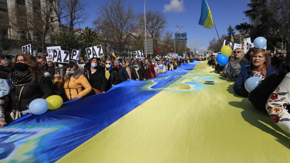 Una marea umana in strada per chiedere lo stop alla guerra. Da Roma a San Pietroburgo