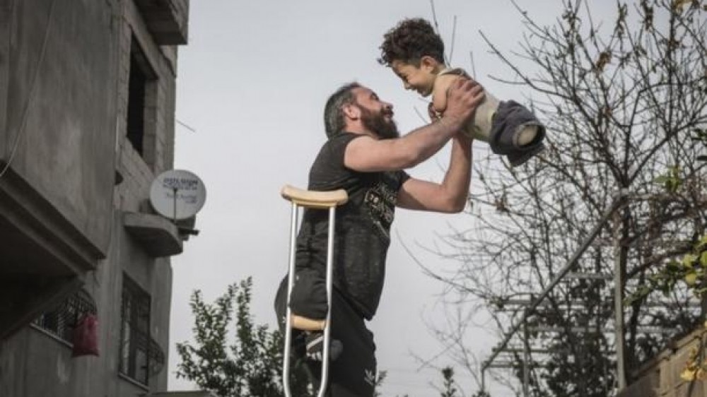 Una nuova vita in Italia per padre e bimbo siriani del celebre scatto fotografico