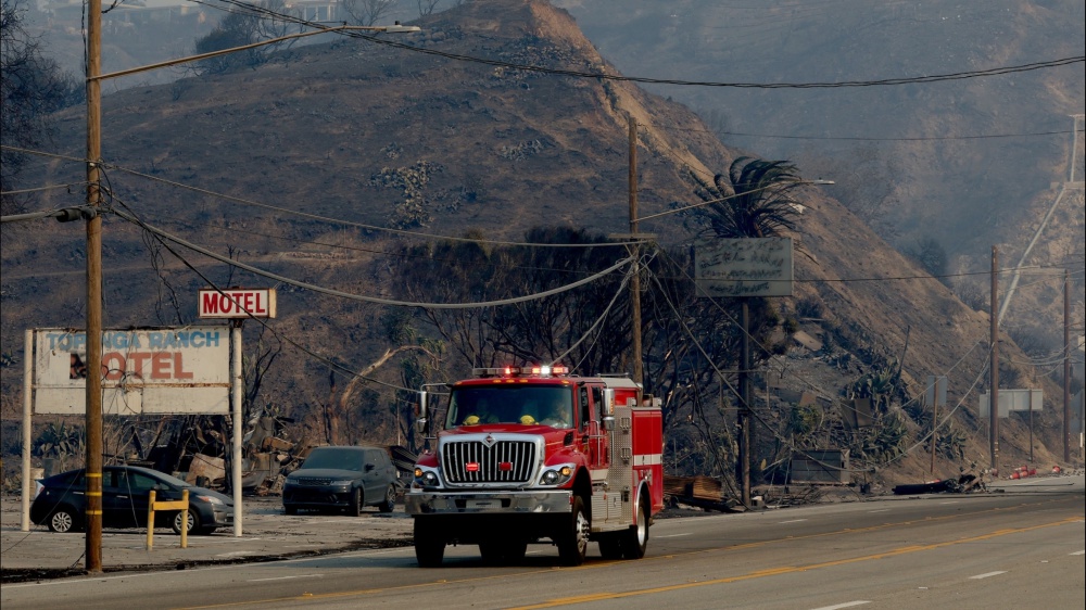 Una ventina di arresti per saccheggi a Los Angeles, ecco com'è la situazione incendi