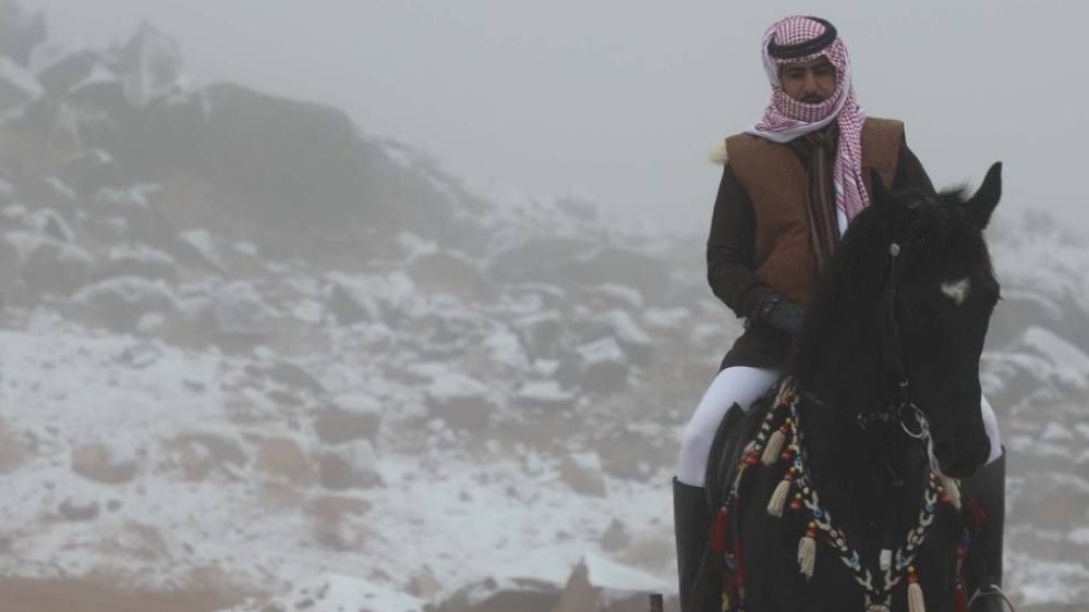 Un’inaspettata nevicata nel deserto dell’Arabia Saudita: Al Jawf si trasforma in un paesaggio invernale