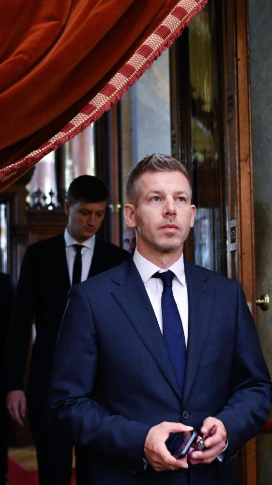 Ungheria: il nuovo primo ministro Peter Magyar incassa la fiducia del Parlamento e giura