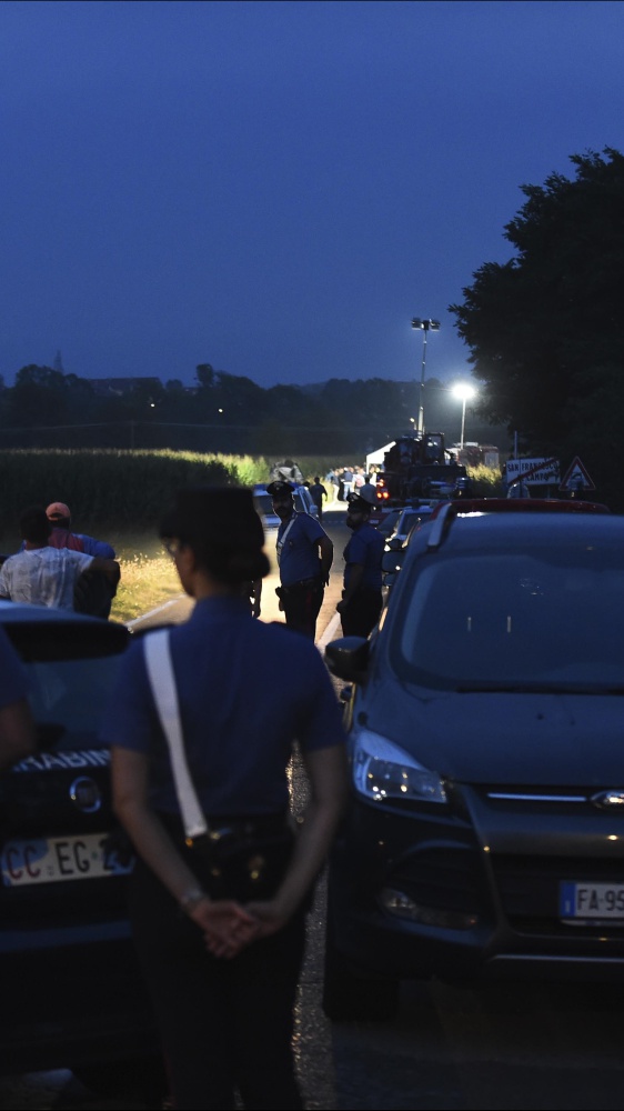 Uomo ferito a Ostia, vicino Roma. E’ stato trovato in un carrello, sarebbe stato torturato